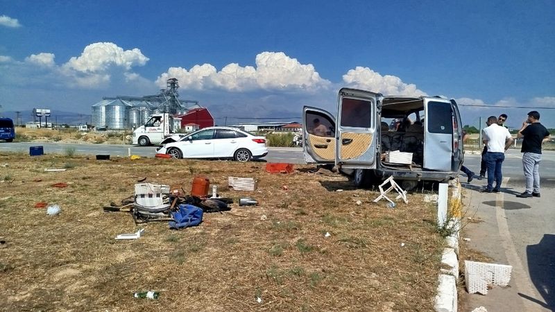 Denizli'de kavşakta iki otomobil çarpıştı: 5 yaralı