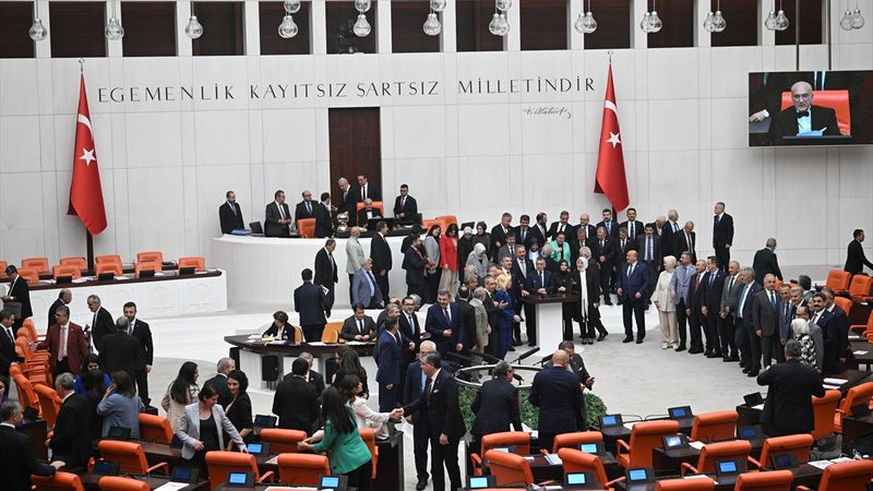 TBMM 1 Ekim'e kadar çalışmalarına ara verdi: Hatıra fotoğrafı çekildi