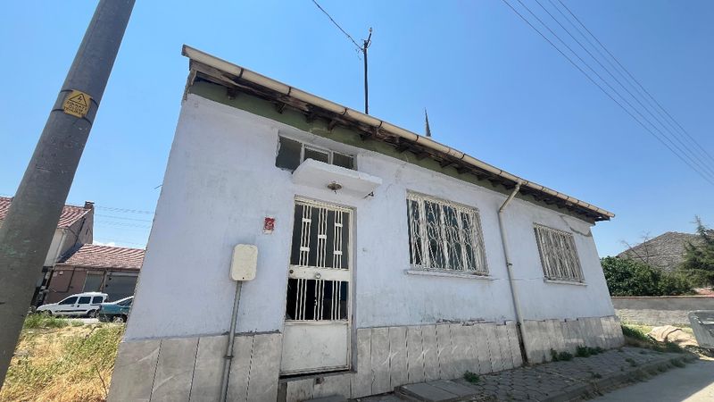 Eskişehir'de sahibi ölen eve gizlice girip yerleştiler