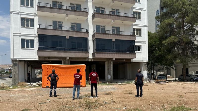 Adıyaman'da paralarını alamayan işçiler binanın tepesine çıktı