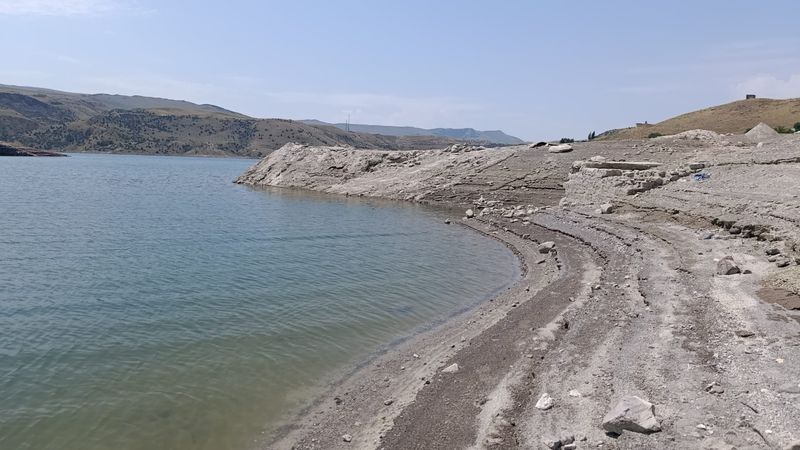 Kars'ta baraj kapağı açıldı, tarihe gömülen köy ortaya çıktı