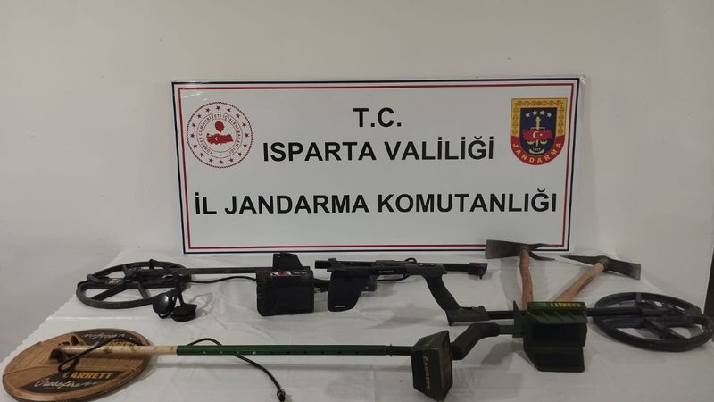 Isparta'da yakalanan 4 kişide kazma ve dedektörler ele geçirildi