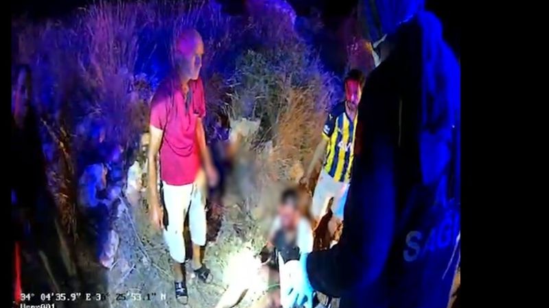 Mersin'de ayağı motosikletin jantına sıkışan sürücüyü itfaiye kurtardı