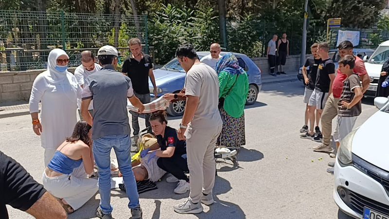 Bursa'da kaza geçiren sürücüye vatandaşlar destek oldu