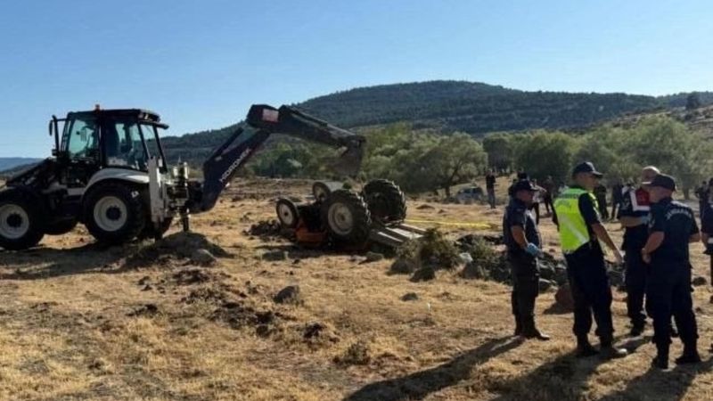 Bolu'da çift, tarlada devrilen traktörün altında kaldı