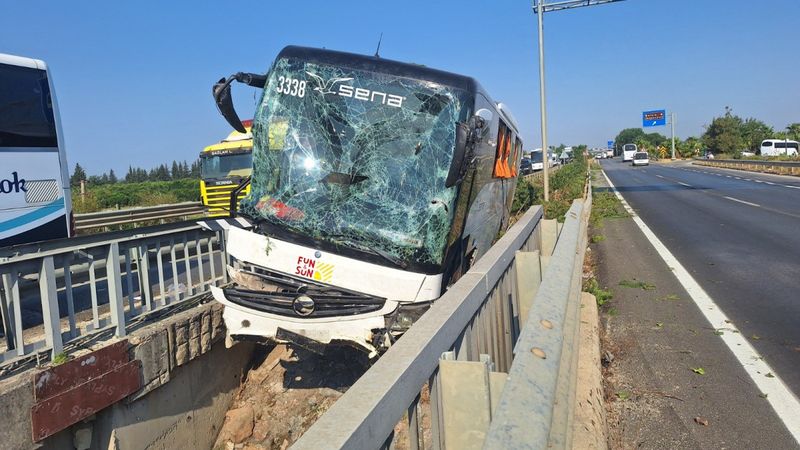 Antalya'da kaza yapan tur otobüsü köprüden düşmek üzereyken durabildi
