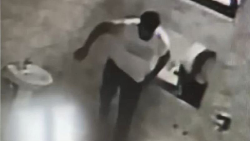 İstanbul'da cami şadırvanının musluklarını ayağı ile kırıp çaldı