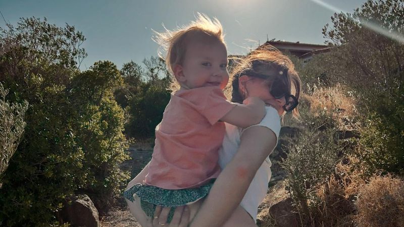 Aslı Enver'den çocuklu yeni paylaşım! Kızını sırtında gezdirdi