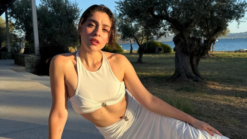 Leyla'nın yıldızı Cemre Baysel'den şezlong pozu geldi! Takipçileri beğeni yağdırdı