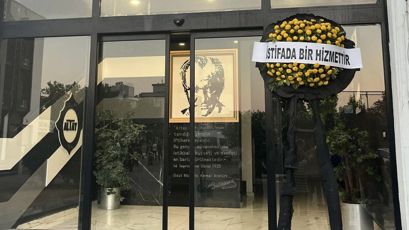 Altay taraftarından siyah çelenkle protesto!