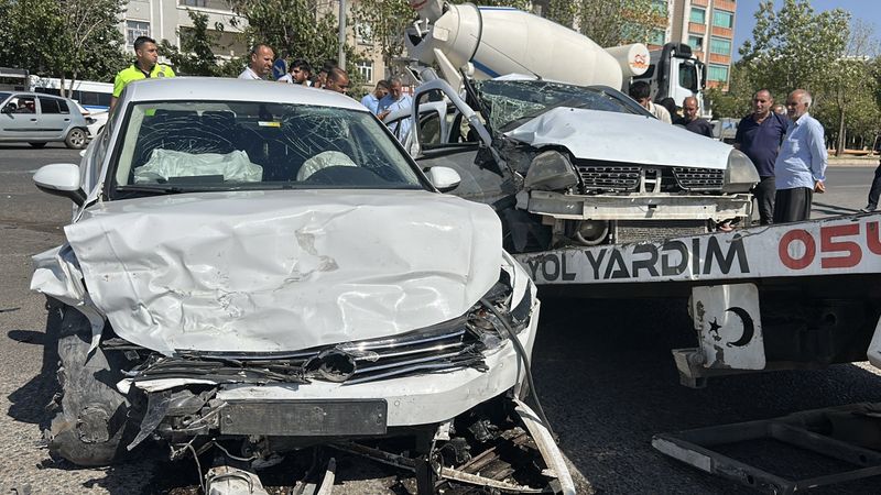 Şanlıurfa'da iki otomobil kafa kafaya çarpıştı: 1 ölü, 4 yaralı