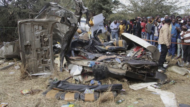 Zimbabve'de otobüsün kamyonla çarpıştığı kazada 17 kişi öldü