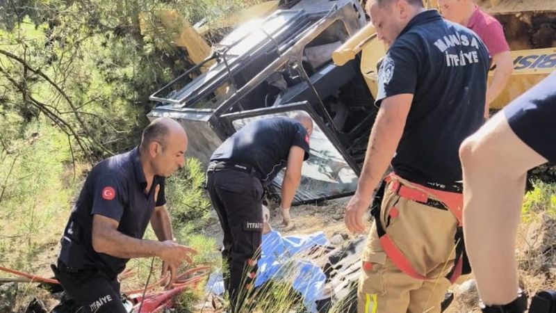 Manisa'da devrilen greyderin operatörü hayatını kaybetti