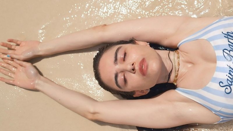 Özge Gürel tatile çıktı! Sosyal medyadaki Pozlarına beğeni yağdı