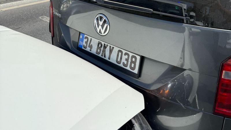 İBB’ye ait kamyonetten düşen çöp torbası zincirleme kazaya yol açtı