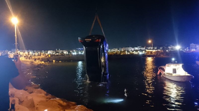 İstanbul'da otomobil denize düştü; içindeki kişi son anda kurtuldu