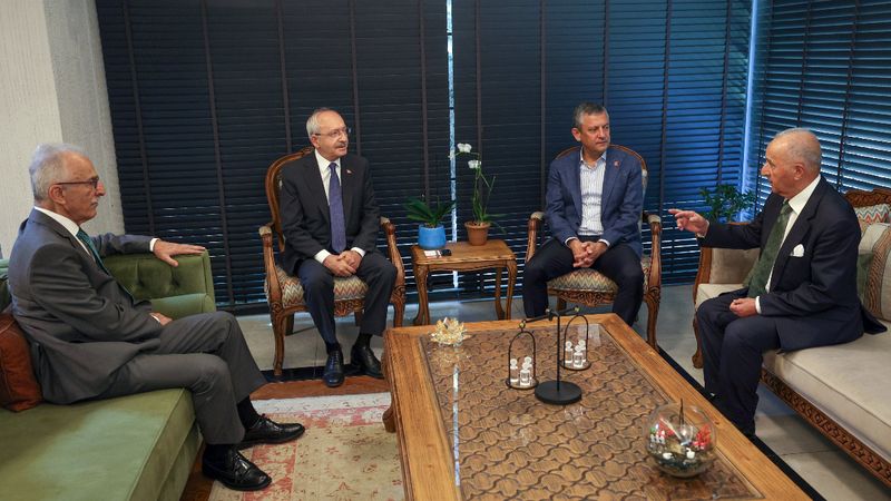 Özgür Özel'den, Kemal Kılıçdaroğlu'na taziye ziyareti