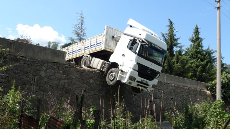 Ordu'da freni boşalan tır yola sürüklendi: İstinat duvarında asılı kaldı
