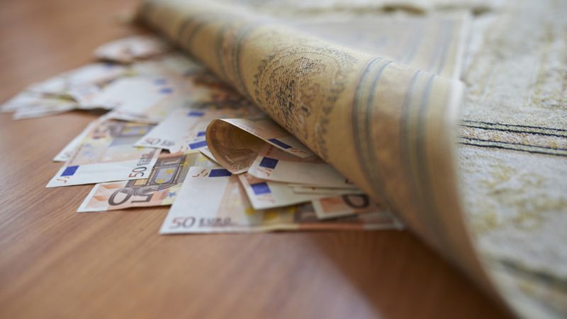 Safer ayı 2025: Halının altına para koymak hurafe mi