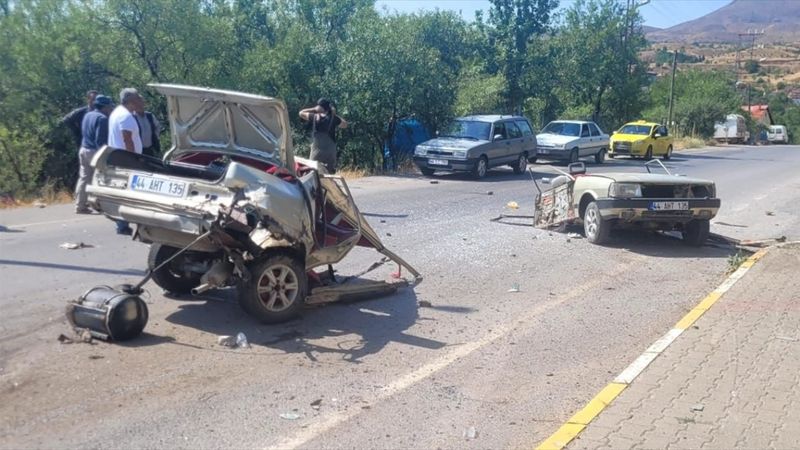 Malatya'da elektrik direğine çarpan otomobil ikiye ayrıldı: Sürücü ağır yaralandı