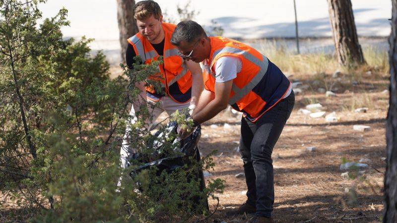 Bilecik Atatürk Ormanı'nda 20 ton çöp toplandı