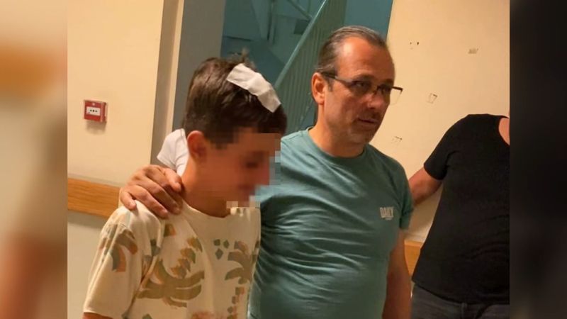 Bursa'da komşusu, sokakta oynayan çocuğun başına şişe attı