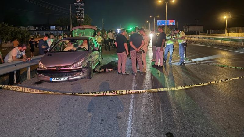 Sakarya'da bariyerlere çarpan otomobilin sürücüsü öldü: Alkol şişesi dikkat çekti