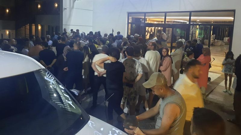 Muğla'da elektrik kesintisi nedeniyle klimalar çalışmayınca, müşteriler tepki gösterdi