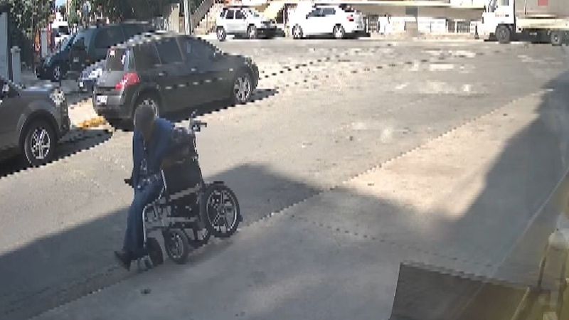 İstanbul'da tekerlekli sandalye ile kaldırımdan düştü, esnaf yetişti