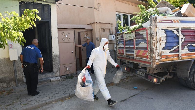 Eskişehir'de bir evden 2,6 ton çöp çıktı