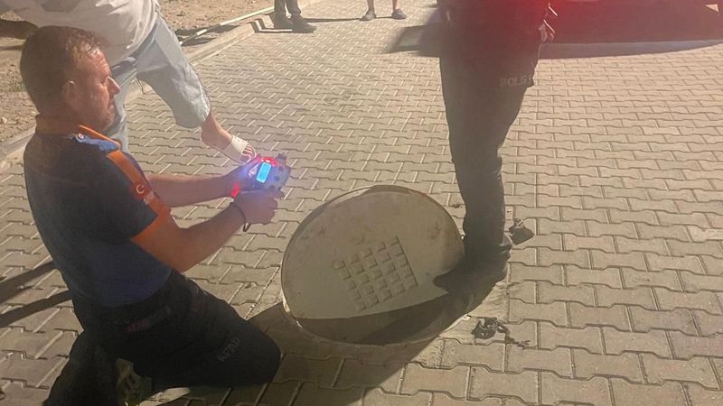 Muğla'da temizlik için kanalizasyon hattına giren iki işçi gazdan zehirlendi