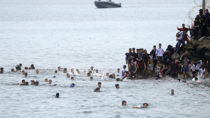 84 kişi yüzerek Fas'tan İspanya'ya gitti