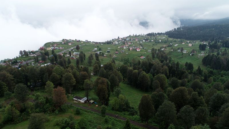Sıcaktan bunalan vatandaşlar tercihlerini Karadeniz’in yaylalarından yana kullanıyor
