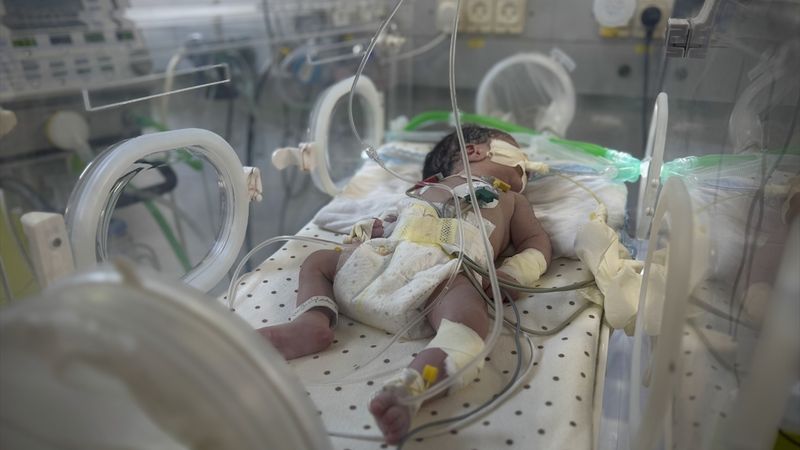 İsrail saldırısında ölen Filistinli kadının karnındaki bebek kurtarıldı