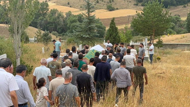 Sivas'ta greyderin uçuruma sürüklediği otomobilde ölen kadın defnedildi