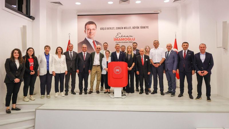 CHP'den tepki çeken eylem: Atatürk portresinin yerine İmamoğlu resmi koyuldu