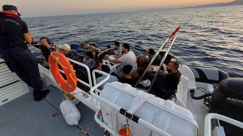 İzmir açıklarında 81 düzensiz göçmen yakalandı