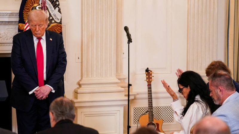 Donald Trump yönetiminden federal çalışanlara dini propaganda izni