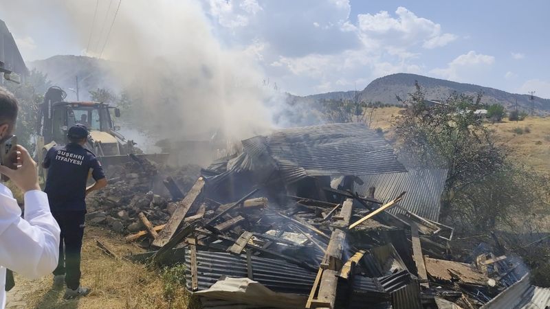 Sivas'ta yangın paniği: 12 ev zarar gördü