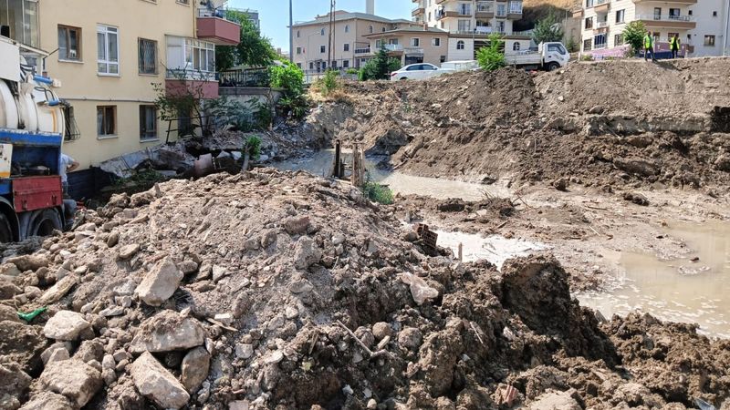 Ankara'da iş makinesi su borusunu patlattı: İstinat duvarı yıkıldı