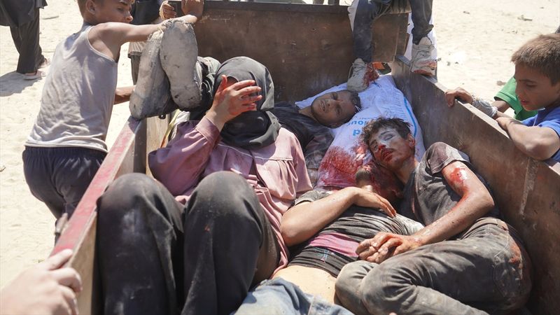 Gıda yardımı almaya koşan Gazzeliler, İsrail'in saldırısına uğradı