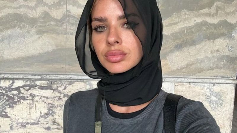 Icardi'nin sevgilisi Suarez, taktığı başörtüsü için eleştiren takipçisine yanıt verdi