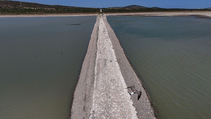 Kuraklık ile suların çekilmesi, eski İzmir-Çeşme yolunu ortaya çıkardı