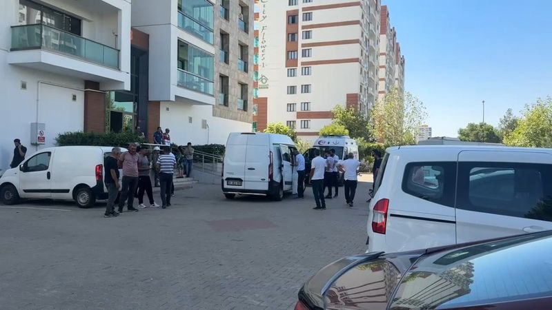 Diyarbakır'da bir site görevlisi suyu tahliye etmek isterken akıma kapıldı