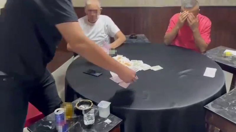 Hatay'da kumar masasında yakalanan şahıs, 'kameraya çekme' diyerek tepki gösterdi
