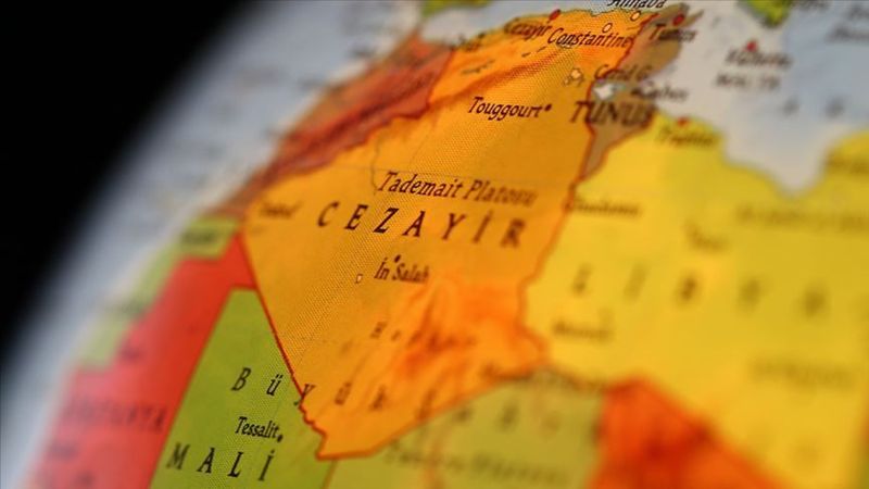 Cezayir'de keşif uçağı düştü: 4 kişi öldü