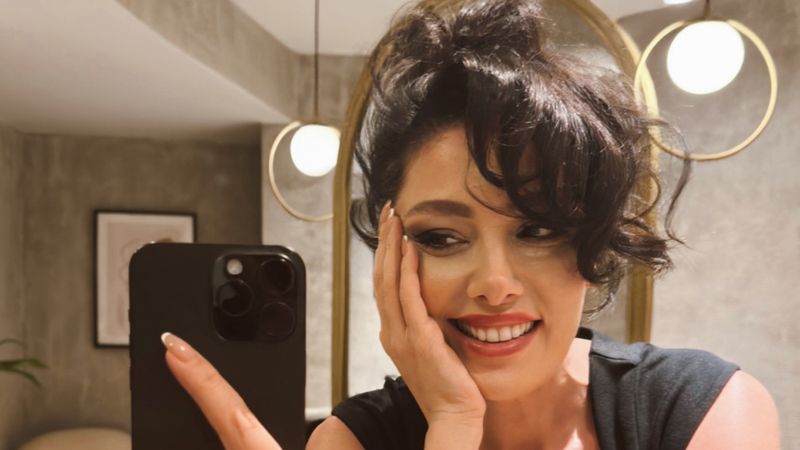 Saçlarını siyaha boyattı! Burcu Binici imajını değiştirdi