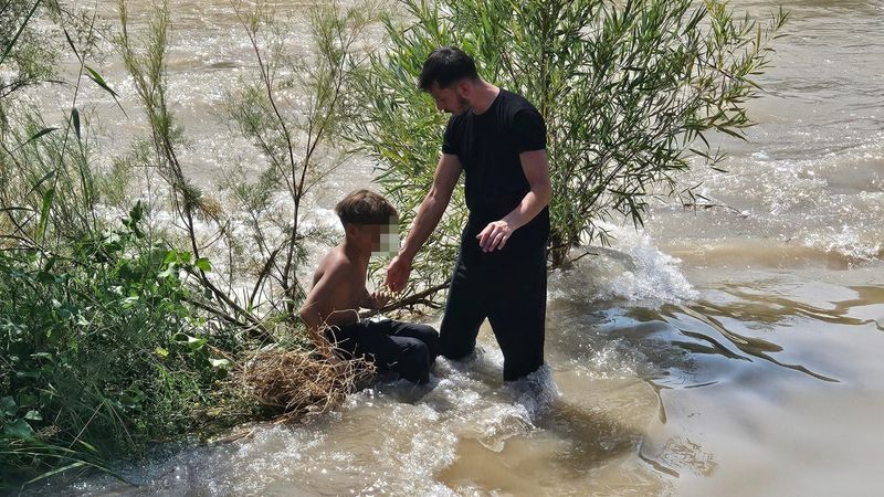 Siirt'te çaya giren 3 çocuk boğulma tehlikesi geçirdi: 1 çocuk kayıp