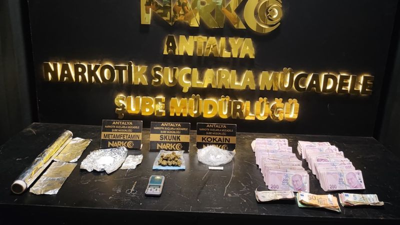 Antalya'da uyuşturucu tacirlerine darbe: Çok sayıda yasak madde ele geçirildi