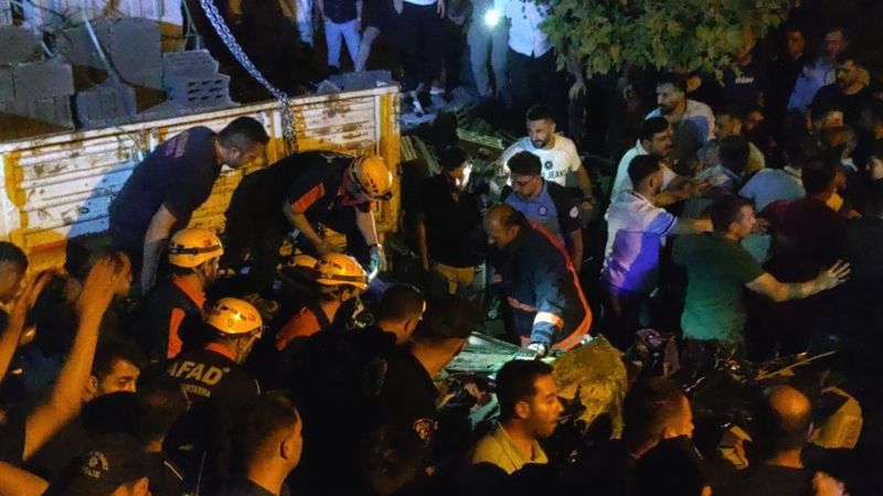 Van'da otomobil park halindeki briket yüklü tıra çarptı: 2 ölü